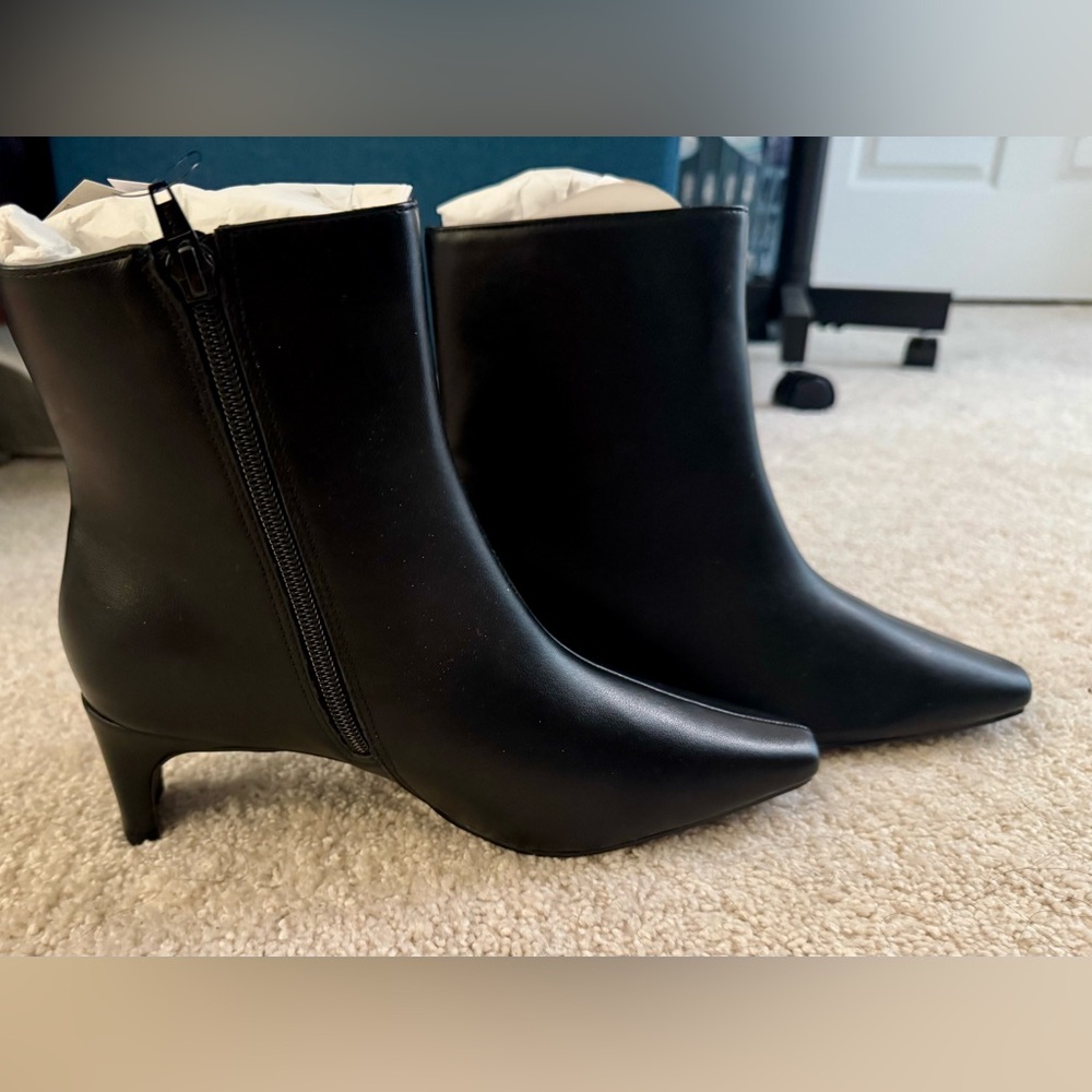 NWT Banana Republic Black Vegan Leather Kitten Heel Ankle Boots. Sz 7.5